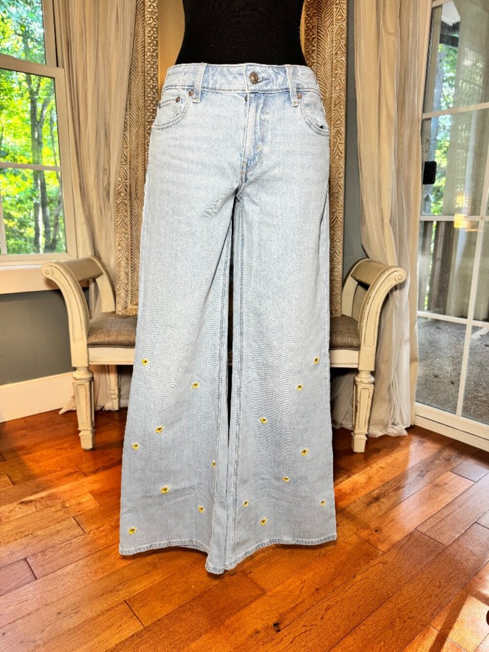 American Eagle Low Rise Embroidered Floral Flare Jeans Size 4 Light Wash NWOT